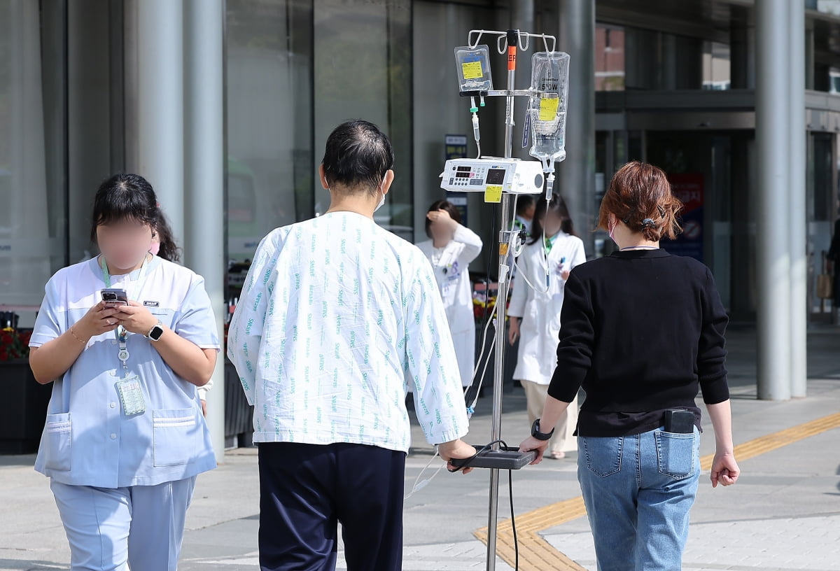 부의 의대 정원 확대에 반발하는 전공의들을 비롯한 의료계의 집단행동이 장기화 되고 있는 10일 서울의 한 대학병원에서 환자와 보호자가 오가고 있다. /사진=뉴스1