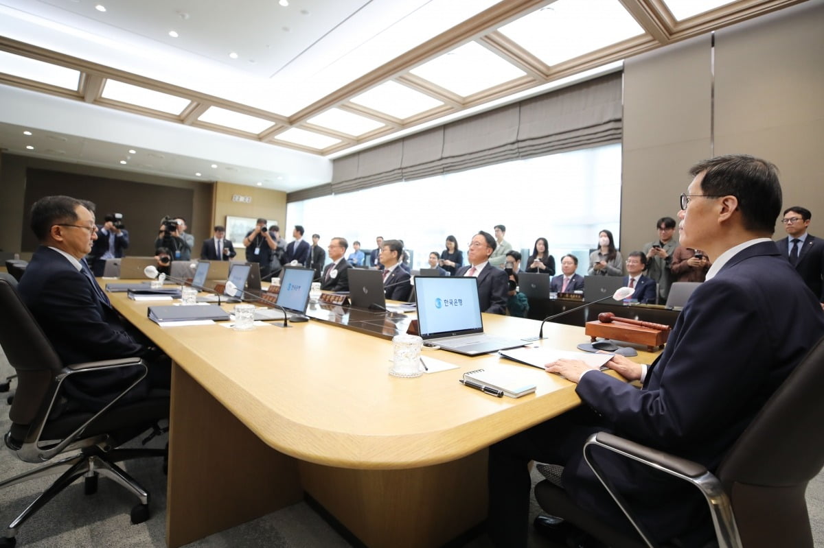 이창용 한국은행 총재가 11일 서울 중구 한국은행에서 열린 금융통화위원회 통화정책방향 회의를 주재하고 있다. 사진=뉴스1