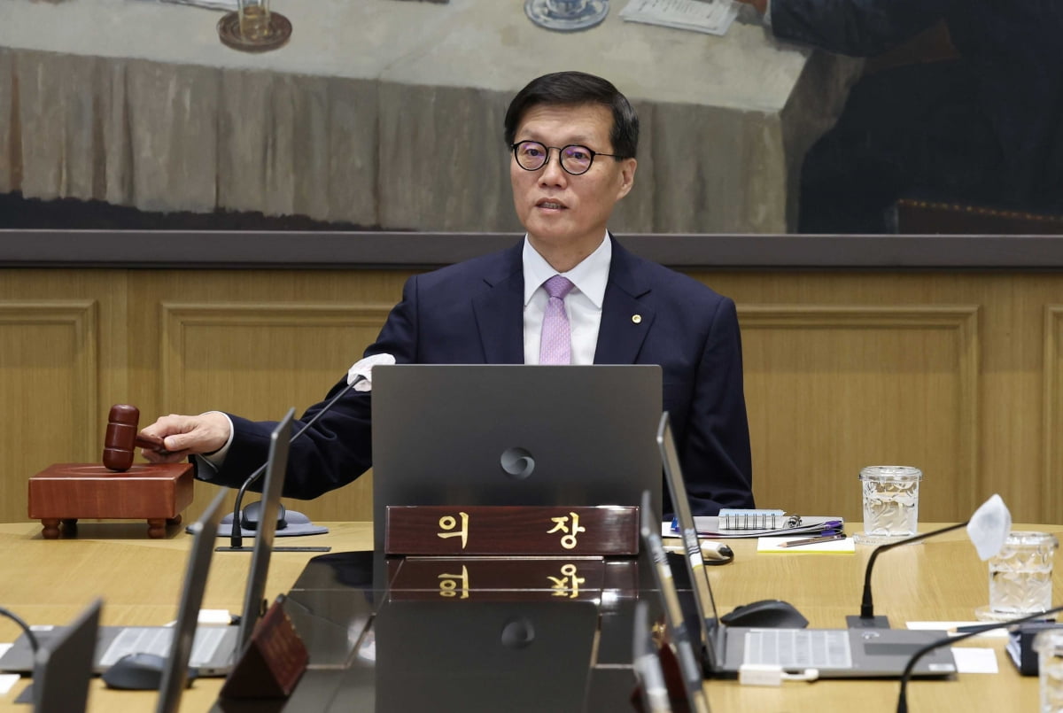 이창용 한국은행 총재가 11일 서울 중구 한국은행에서 열린 금융통화위원회에서 의사봉을 두드리고 있다. 사진=뉴스1