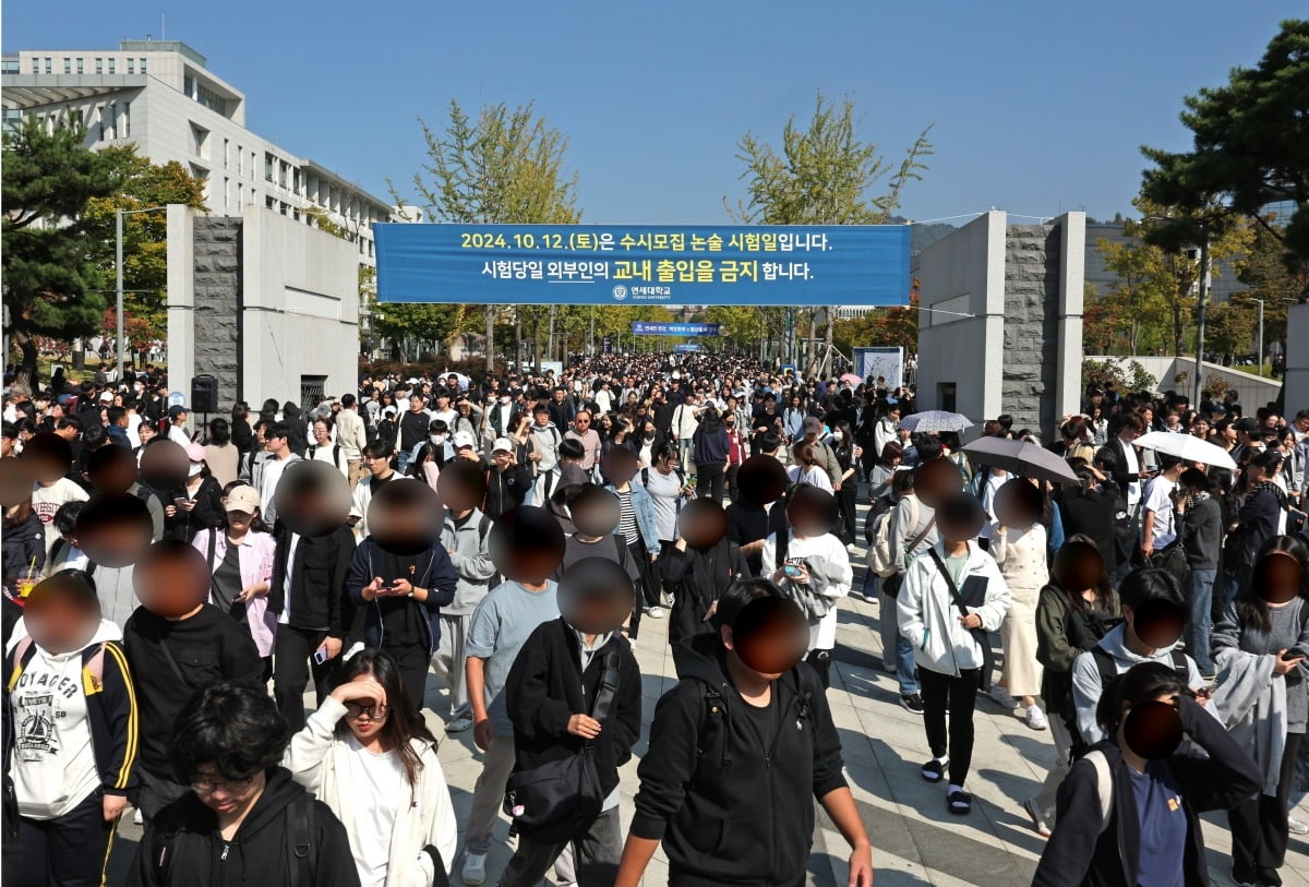 연세대 수시모집 논술 시험일인 12일 오전 서울 서대문구 연세대 신촌캠퍼스에서 시험을 마친 수험생들이 교문 밖으로 이동하고 있다. 사진=뉴스1