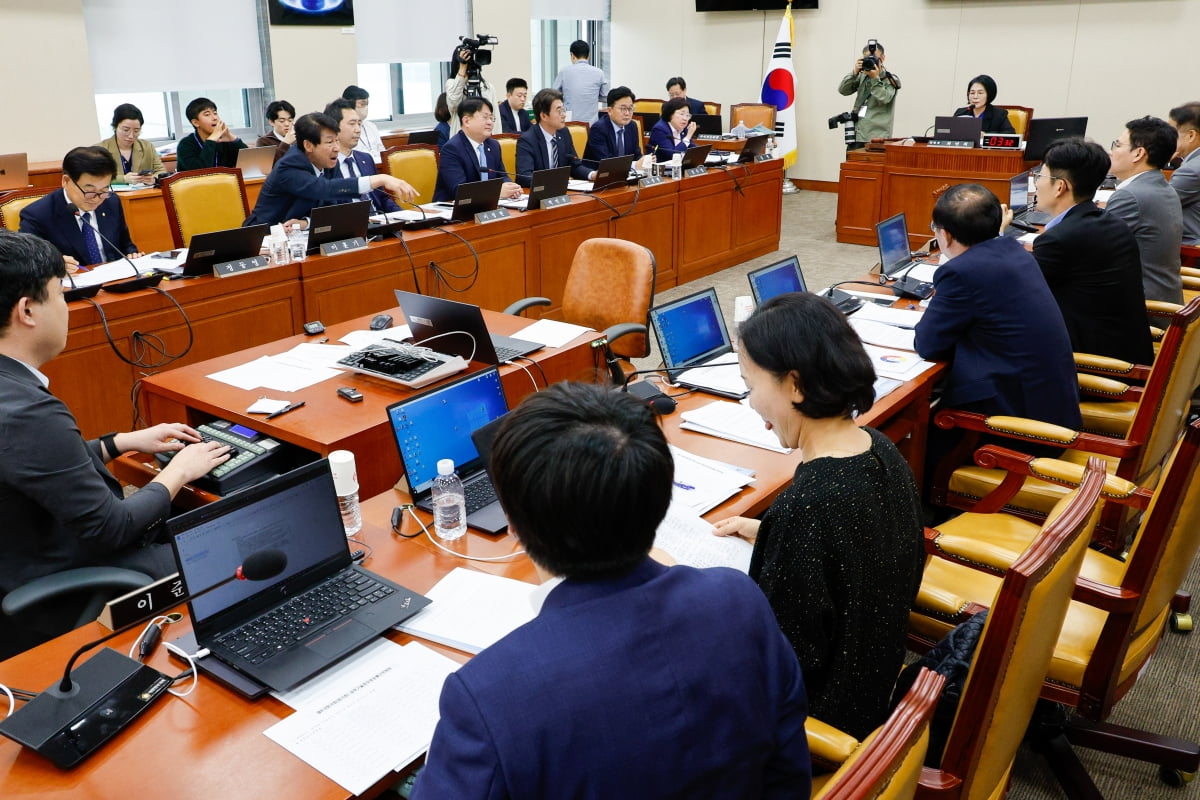 15일 오전 서울 여의도 국회 과학기술정보방송통신위원회에서 열린 방송통신위원회 국정감사에서 고성이 오가고 있다. / 사진=뉴스1