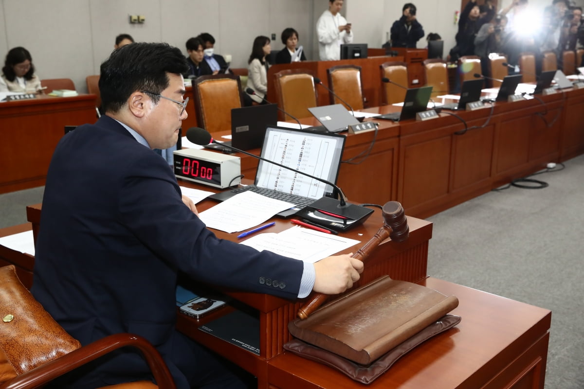 이재명 더불어민주당 대표(왼쪽)와 전현희 최고위원이 16일 오전 서울 여의도 국회에서 열린 최고위원회의에서 대화하고 있다. 이날 여당인 국민의힘 의원들은 더불어민주당의 일방적 안건 상정에 반발하며 퇴장했다. / 사진=뉴스1