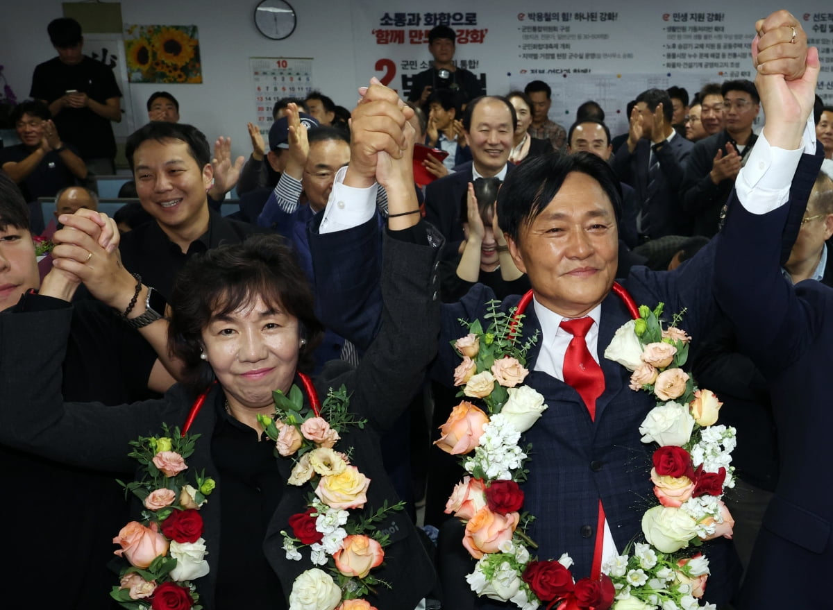 국민의힘 소속 인천시 강화군수 보궐선거 후보가 16일 오후 강화군 강화읍 선거사무소에서 당선이 확실시 되자 아내와 함께 만세를 하고 있다. / 사진=뉴스1