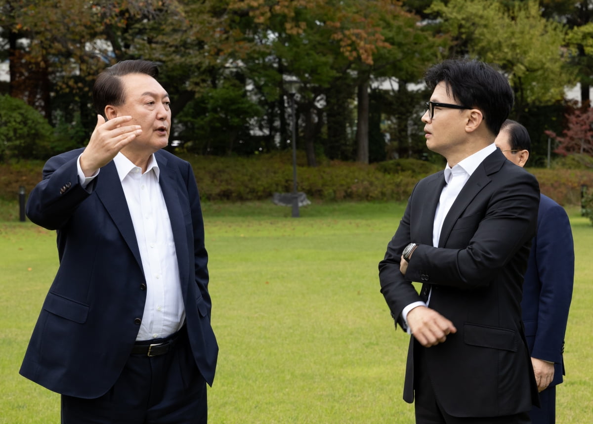 윤석열 대통령이 21일 서울 용산 대통령실 파인그라스 앞에서 한동훈 국민의힘 대표와 대화를 하고 있다./ 사진=대통령실 제공