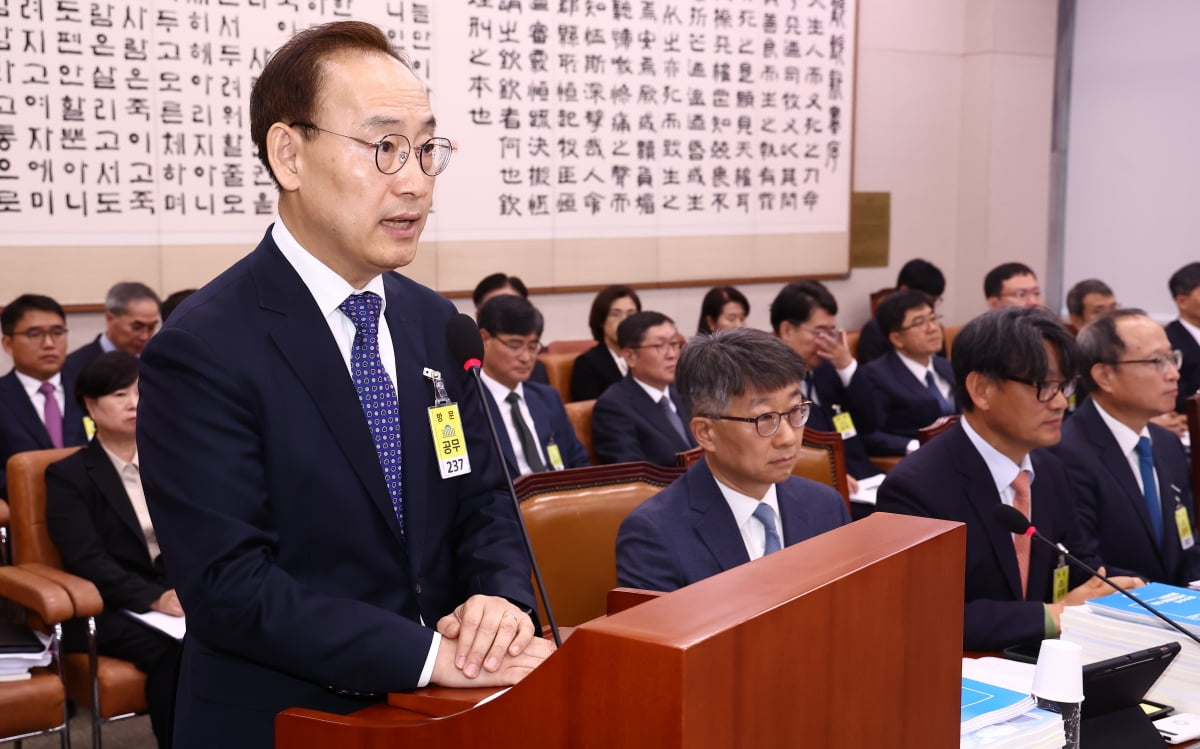 김정중 서울중앙지방법원장이 22일 오전 서울 여의도 국회 법제사법위원회에서 열린 서울고등법원 등에 대한 국정감사에서 인사말을 하고 있다. 사진=뉴스1