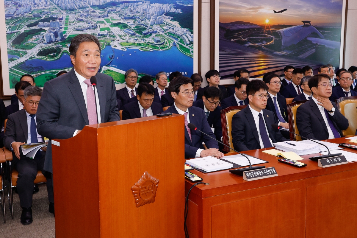 이학재 인천국제공항공사 사장이 서울 여의도 국회 국토교통위원회에서 열린 국정감사에서 인천공항 연예인 별도 통로 도입 관련 맹성규 위원장 질의에 답하고 있다. 사진=뉴스1