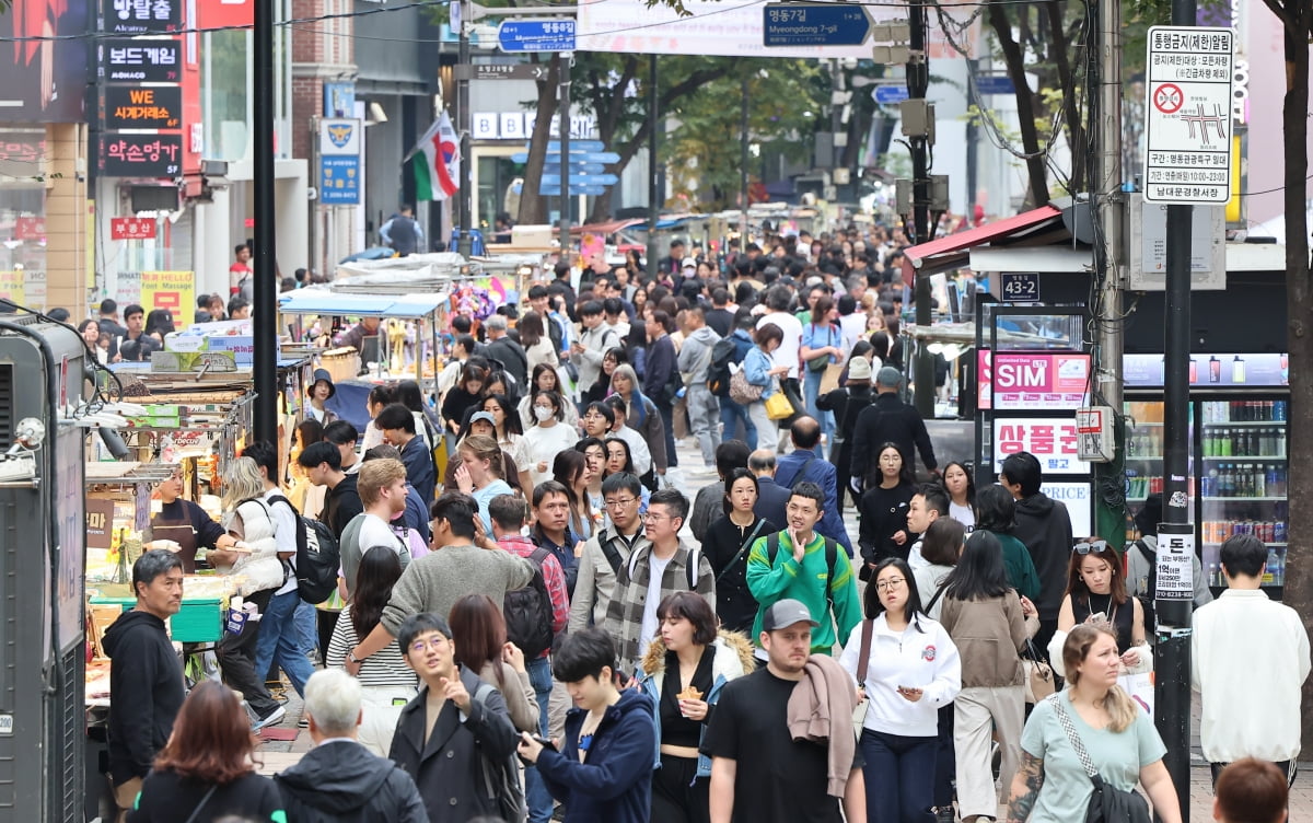 서울 중구 명동거리가 외국인 관광객들로 붐비고 있다. 사진=뉴스1