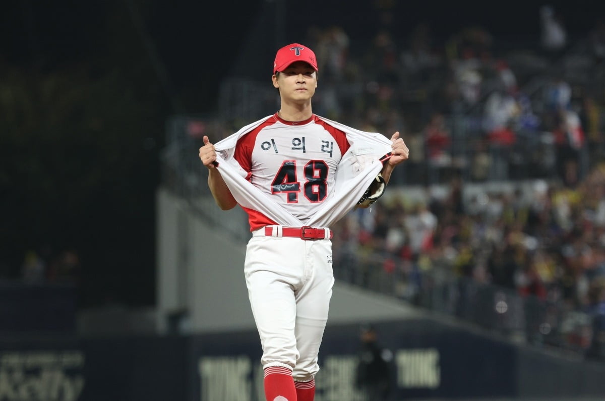 28일 오후 광주 기아챔피언스필드에서 열린 프로야구 '2024 신한 SOL 뱅크 KBO 포스트시즌' 한국시리즈 5차전 삼성 라이온즈와 KIA 타이거즈의 경기, 6회초 KIA 중간 계투 곽도규가 2사 1루 상황을 무실점으로 막아낸 뒤 이의리가 적힌 셔츠를 보이고 있다. 사진=뉴스1