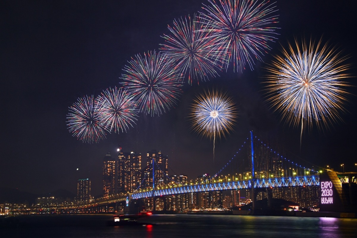 (위에서 부터) 올해 광안대교 조명이 꺼진 채 진행된 부산불꽃축제와 지난해 11월 4일에 개최된 부산불꽃축제의 모습. /사진=뉴스1, 부산시 제공