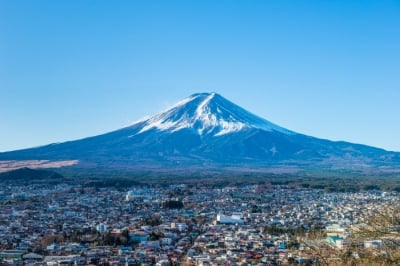 "130년 관측 사상 가장 늦은 첫눈"…日 후지산, 첫 적설 관측