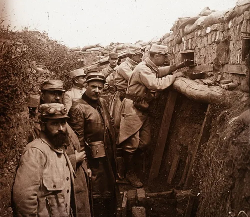 참호(Trench)에 숨어 전투를 기다리는 군인들(1915) / 사진출처. ©Museum of the Great War 