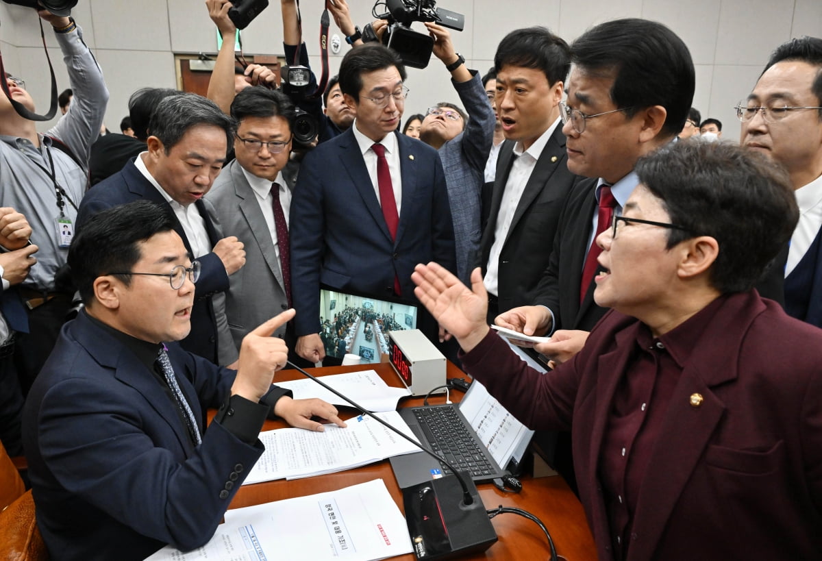 국회 운영위원회의 대통령비서실과 국가안보실, 대통령 경호처 대상 국정감사에서 국민의힘 의원들이 증인으로 채택됐으나 불출석한 김건희 여사의 동행명령장 발부에 반대하며 박찬대 위원장에게 항의하고 있다./사진=강은구기자