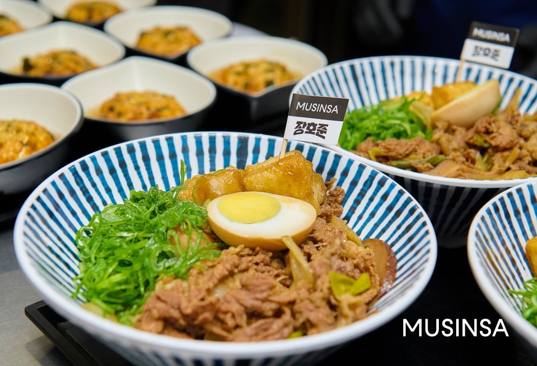 요리 경연 프로그램에서 선보였던 요리를 급식 버전으로 재해석한 ‘무(MU)한 두부 요리'. 사진=무신사 제공