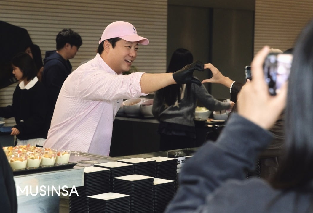 장호준 셰프가 무신사 임직원들에게 직접 요리를 배식하는 모습. 사진=무신사 제공