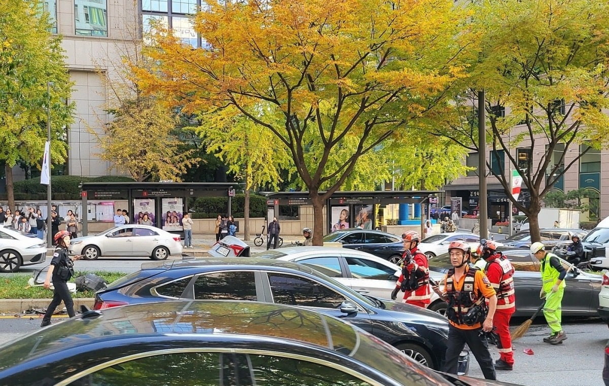 2일 오후 1시42분쯤 서울 강남구 테헤란로 일대에서 8중 추돌 사고가 일어나 소방 등이 현장을 통제하고 있다. 사진=뉴스1