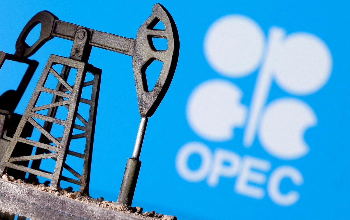 다시 뭉친 OPEC+ "연말까지 감산" 소식에 유가 3% 급등