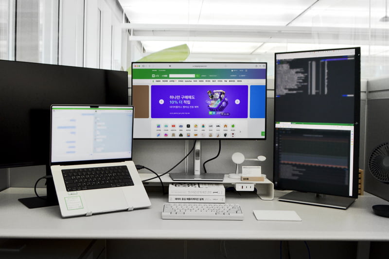 네이버의 한 개발자가 자신의 사무실 자리에 갖춰둔 업무기기. 사진=네이버 제공