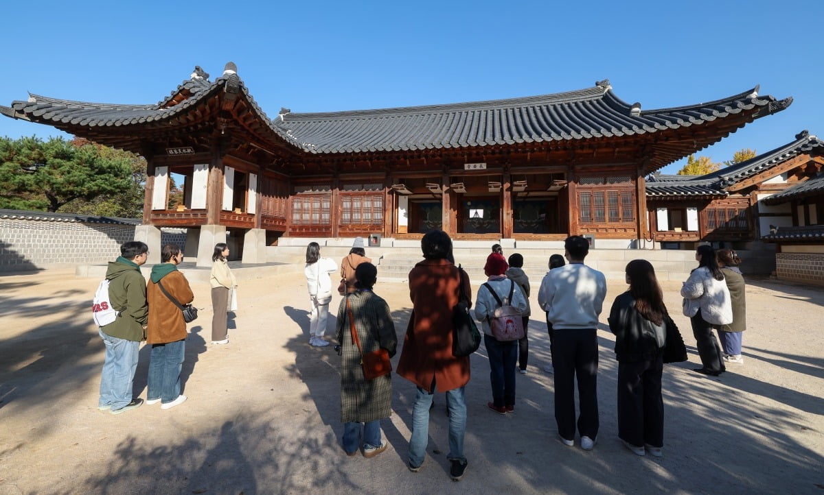 7일 시민들이 서울 종로구 경복궁에서 고종과 명성황후가 머물렀던 건청궁을 둘러보고 있다. /이솔 기자