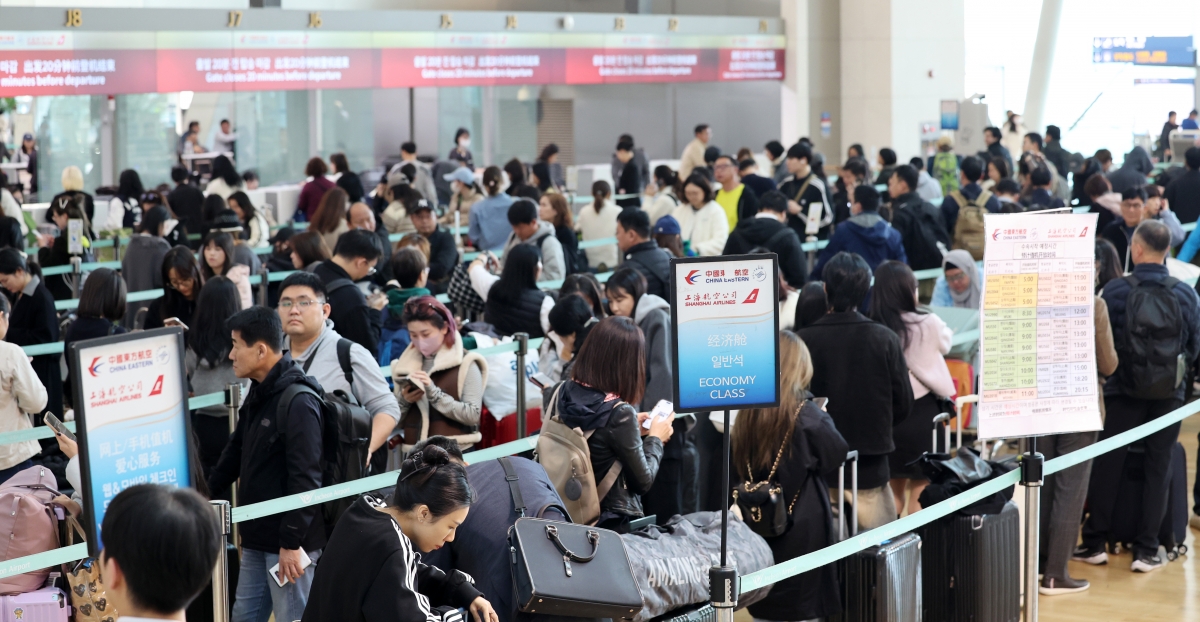 [포토] 오늘부터 중국 무비자 방문…붐비는 인천공항