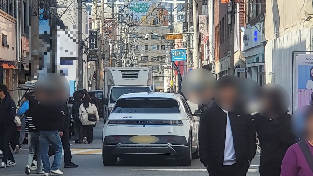 8일 성수동 카페거리에서 시민들이 차량과 뒤엉켜 걸어가고 있는 모습  /사진=정희원 기자 