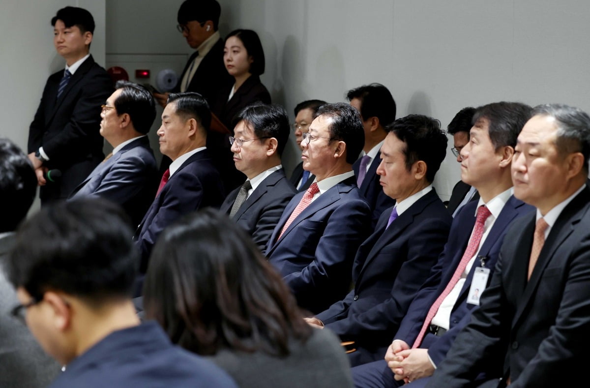 용산 대통령실에서 열린 윤석열 대통령의 대국민담화·기자회견에서 참모진들이 앉아 있다./김범준 기자