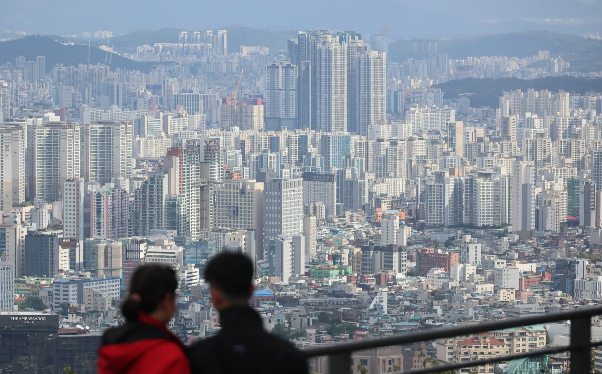 레고카지노 남산에서 바라본 시내 아파트 단지. 사진=연합뉴스