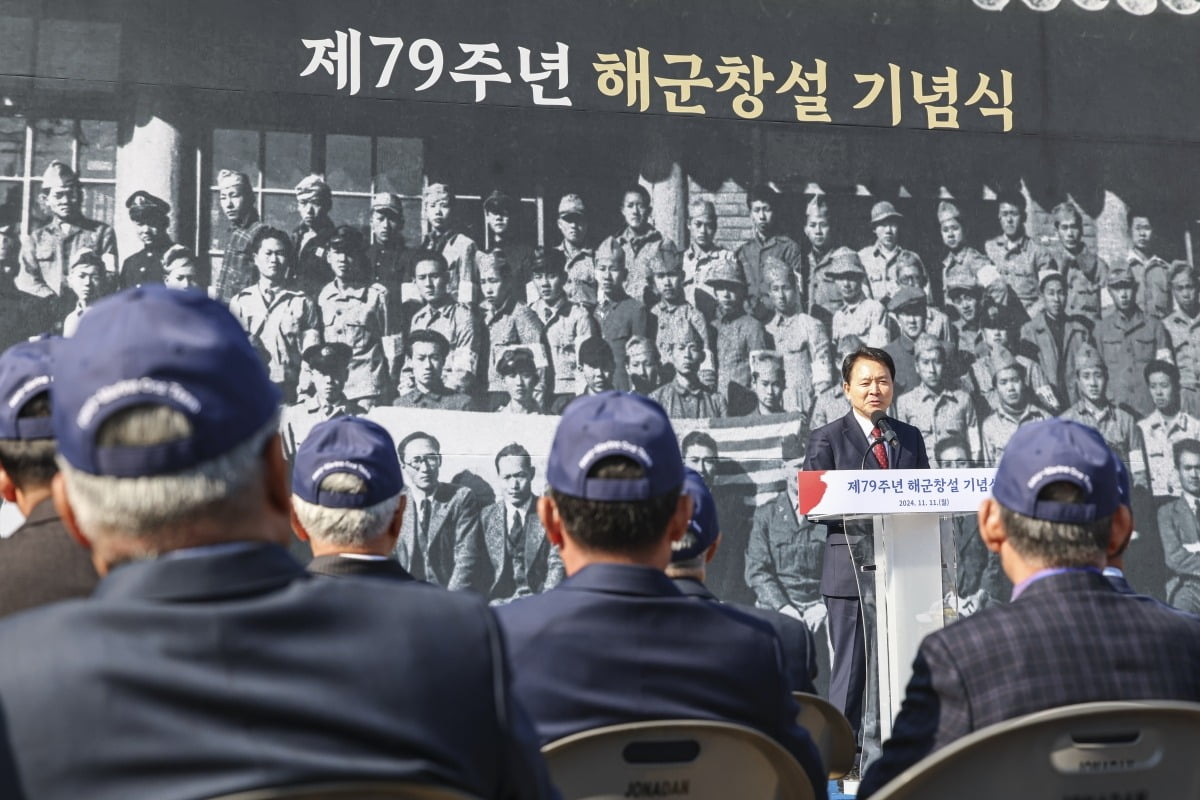 성일종 국회 국방위원장이 11일 오전 서울 종로구 열린송현 녹지광장에서 열린 제79주년 해군 창설 기념식에서 축사를 하고 있다.