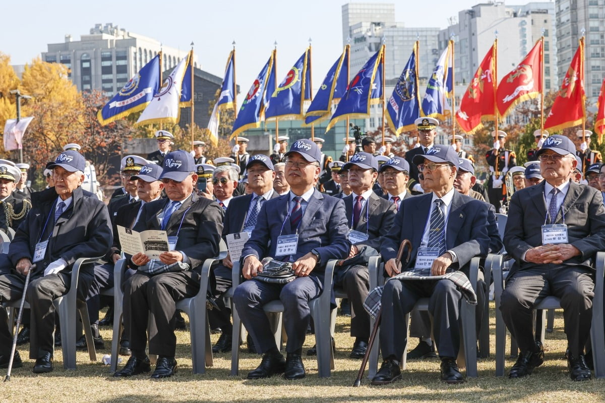 11일 오전 서울 종로구 열린송현 녹지광장에서 열린 제79주년 해군 창설 기념식에 창군 원로 및 역대 참모총장들이 참석하고 있다.