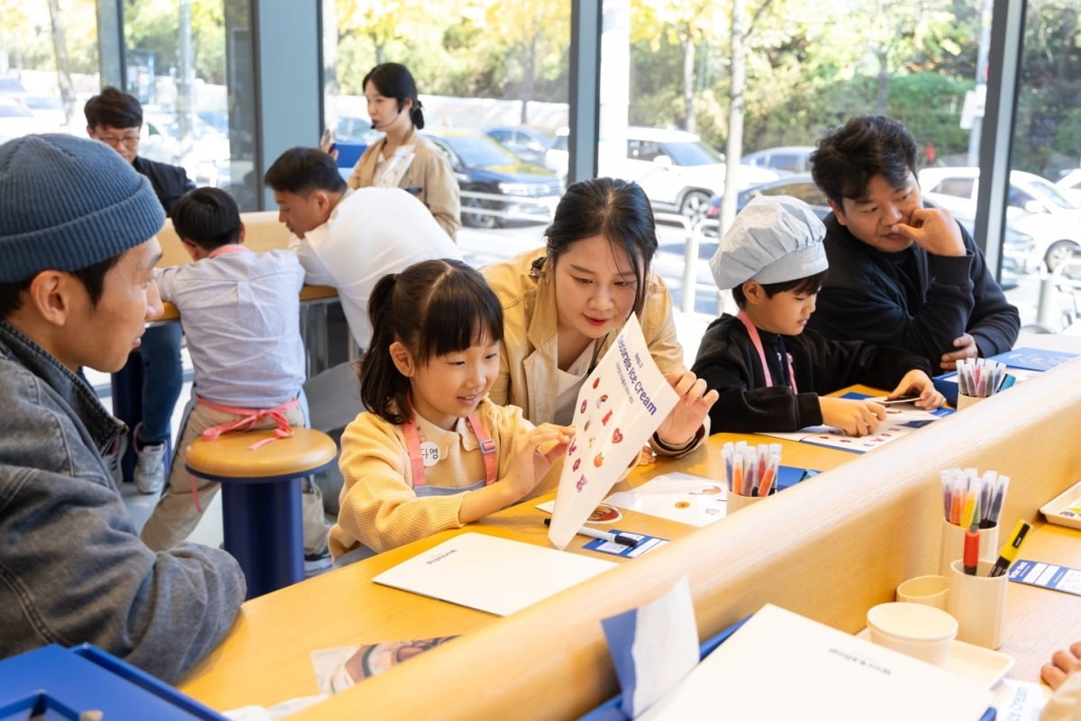 지난 9일 소방의 날을 맞아 ‘워크샵 바이 배스킨라빈스’ 매장의 패밀리 도슨트 프로그램에 초청된 소방 공무원 가족들. 사진=SPC 제공