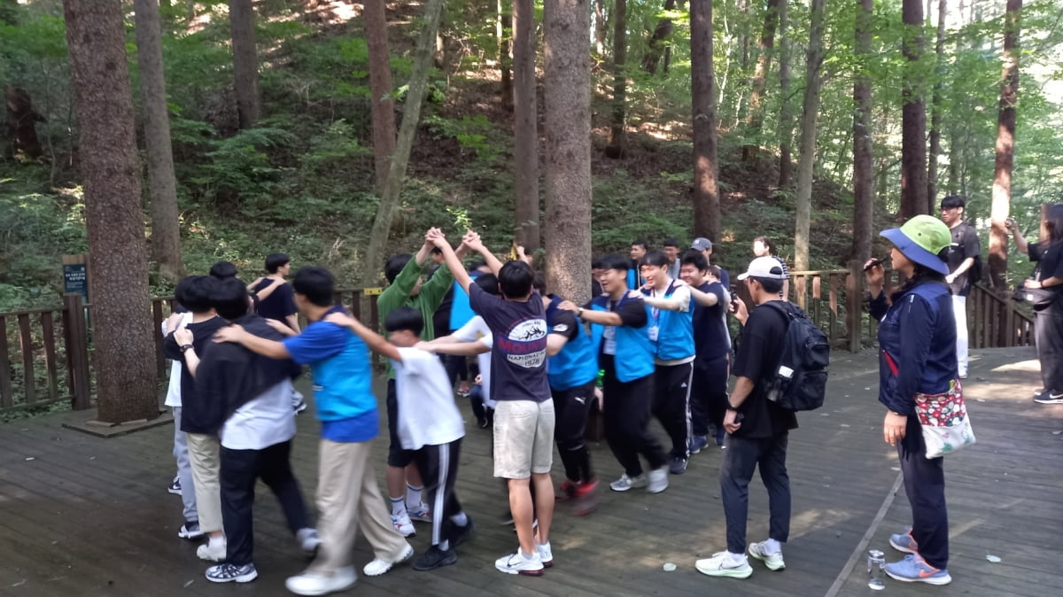 지난해 산림청 국립자연휴양림관리소가 덕유산자연휴양림에서 진행한 청소년 정서함양 산림교육프로그램에 청소년들이 숲에서 즐거운 한때를 보내고 있다. 국립자연휴양림관리소 제공