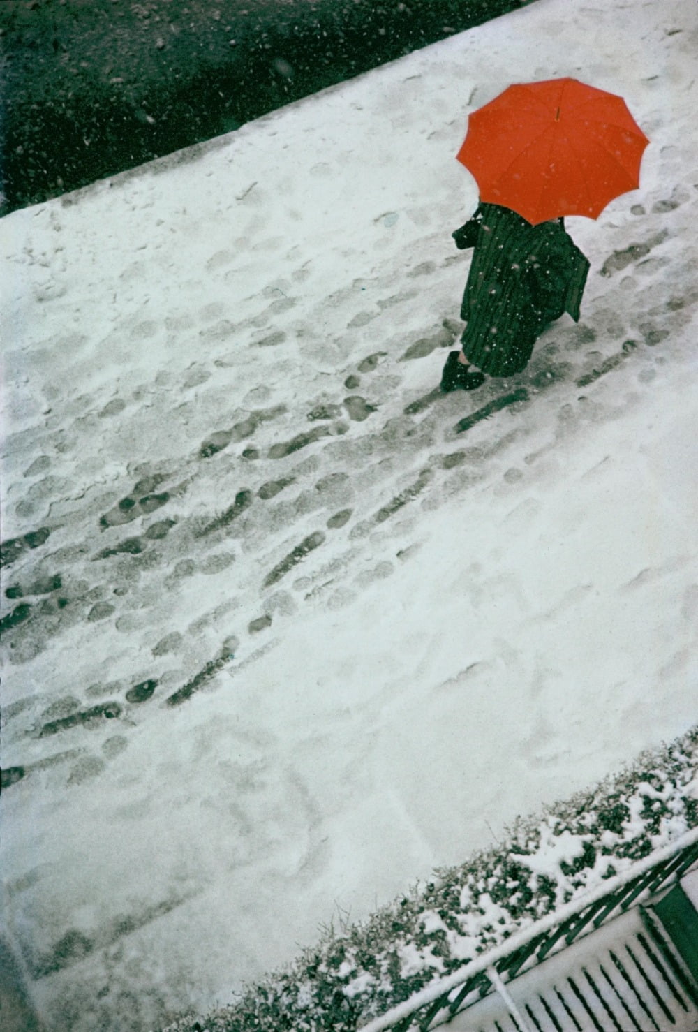 사울 레이터(Saul Leiter)의 <발자국(Footprints)>, 1950 / 사진. © Saul Leiter Foundation