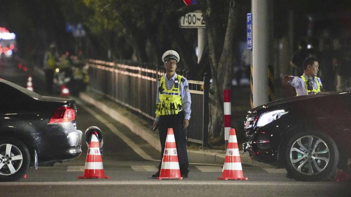 지난 11일 차량 돌진사고가 일어난 카지노 파칭코 주하이 체육센터 인근에서 보안요원이 차량 통행을 통제하고 있다. AP
