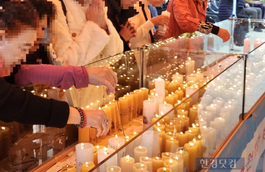 조계사에서 공양 초를 켜는 시민들. /사진=김영리 기자