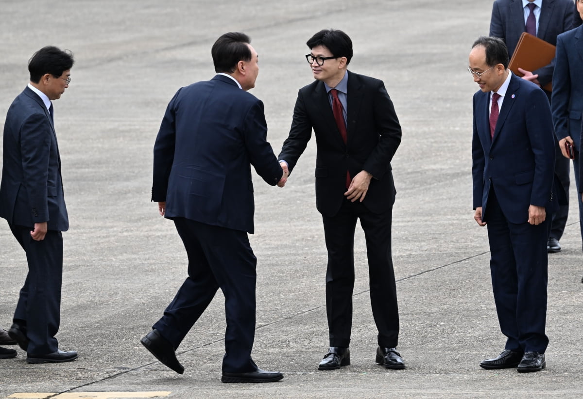 아시아태평양경제협력체(APEC)와 주요 20개국(G20) 정상회의 참석을 위해 순방에 나서는 윤석열 대통령이 14일 경기도 성남 서울공항에서 환송 나온 한동훈 국민의힘 대표와 악수하고 있다. /사진=대통령실사진기자단