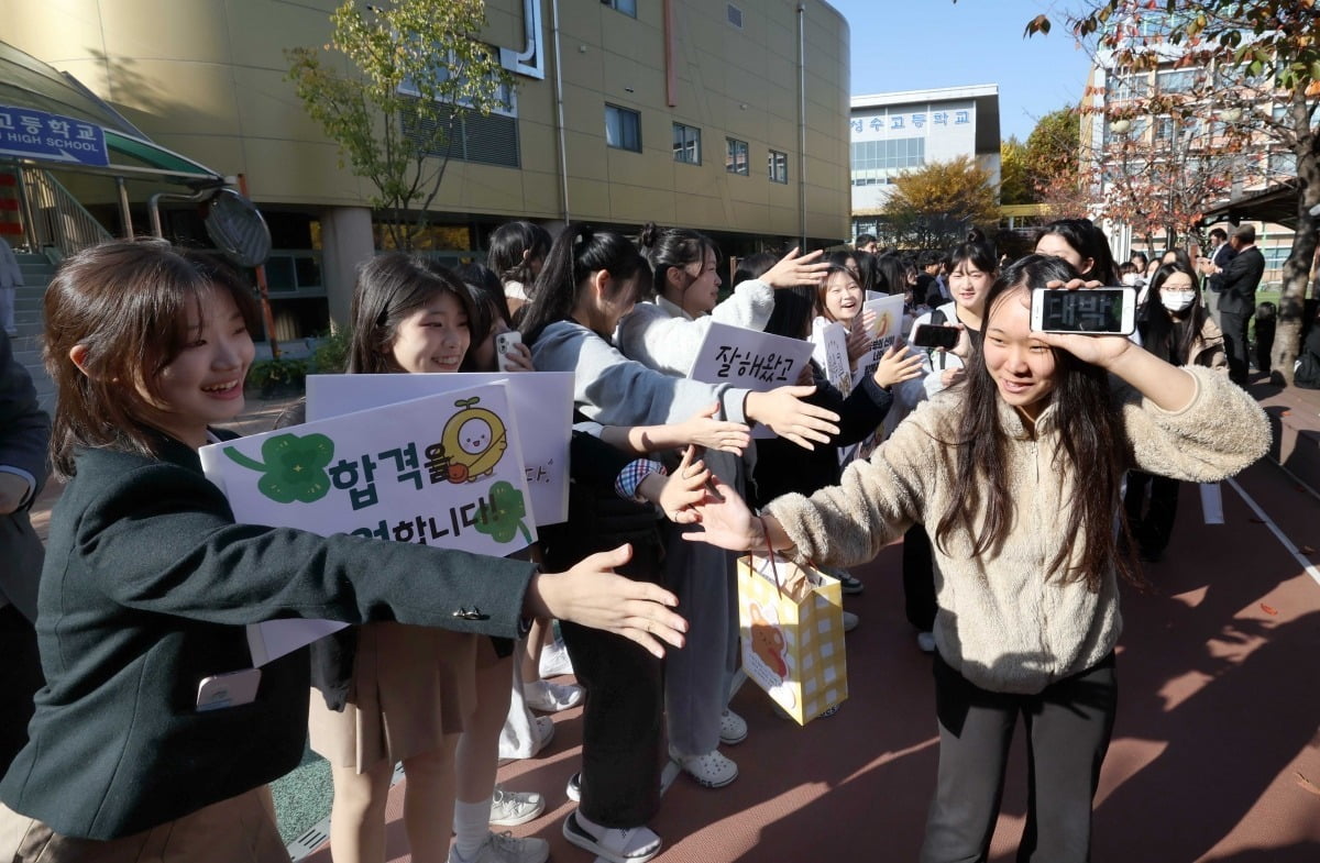 2025학년도 대학수학능력시험 예비소집일인 13일 서울 성수고등학교에서 수험생들이 후배들의 응원을 받으며 교정을 나서고 있다./김범준 기자