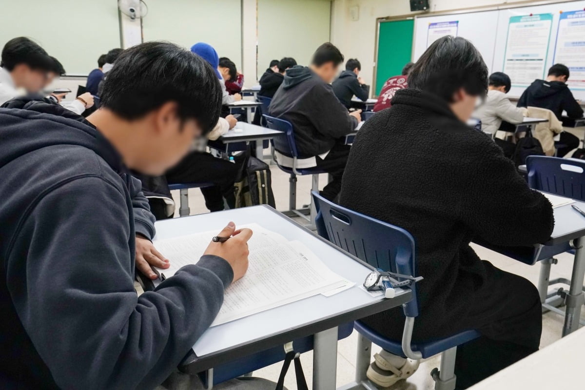 14일 서울 경복고등학교에서 수험생들이 시험 시작 전 공부하고 있다./사진공동취재단