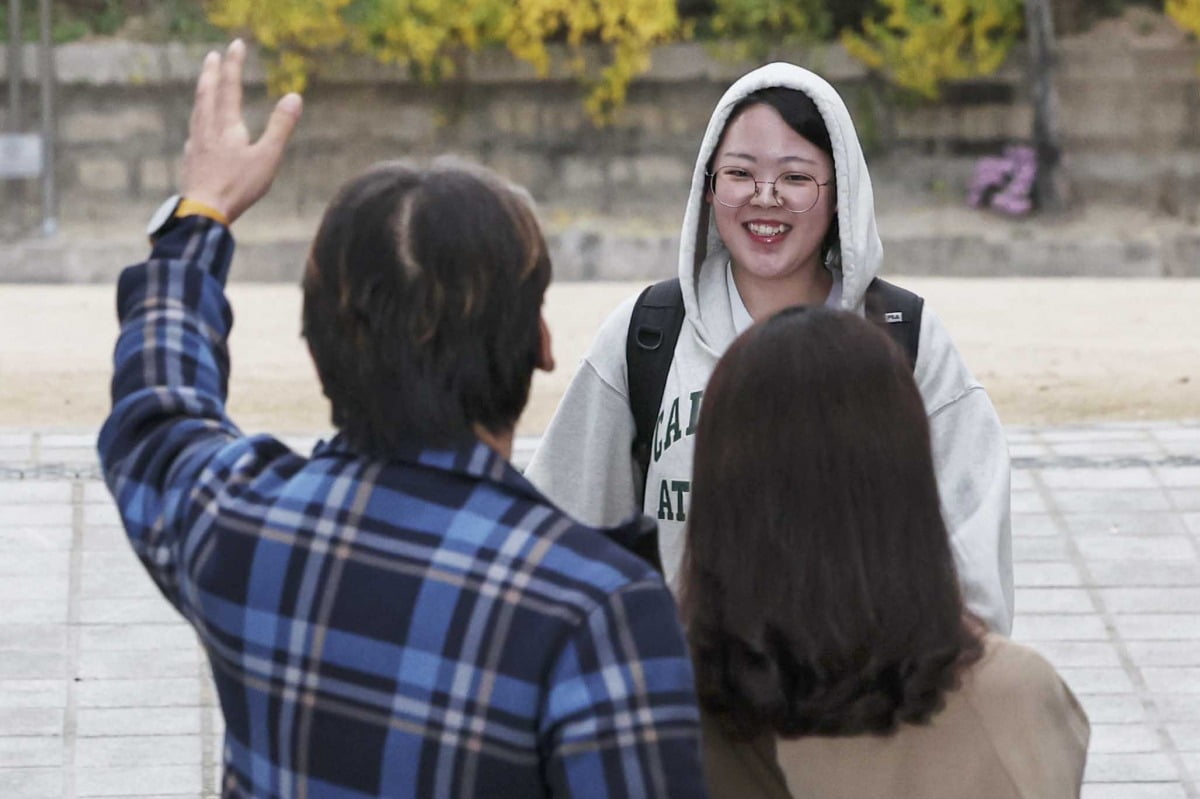 14일 서울 덕성여자고등학교 시험장에서 수능을 마친 수험생이 마중 나온 가족을 만나고 있다./임형택 기자