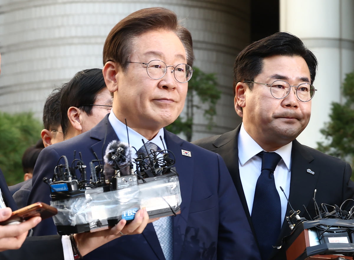 이재명 더불어민주당 대표가 15일 서울 서초구 서울중앙지법에서 열린 '공직선거법 위반' 1심 선고 공판에서 징역 1년에 집행유예 2년을 선고받은 뒤 법정을 나서고 있다.  /뉴스1