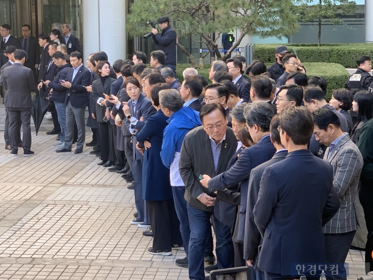 이재명 더불어민주당 대표의 유죄 판결 속보가 나오자 민주당 의원들이 삼삼오오 휴대폰을 보며 술렁이고 있다. / 사진=홍민성 기자  