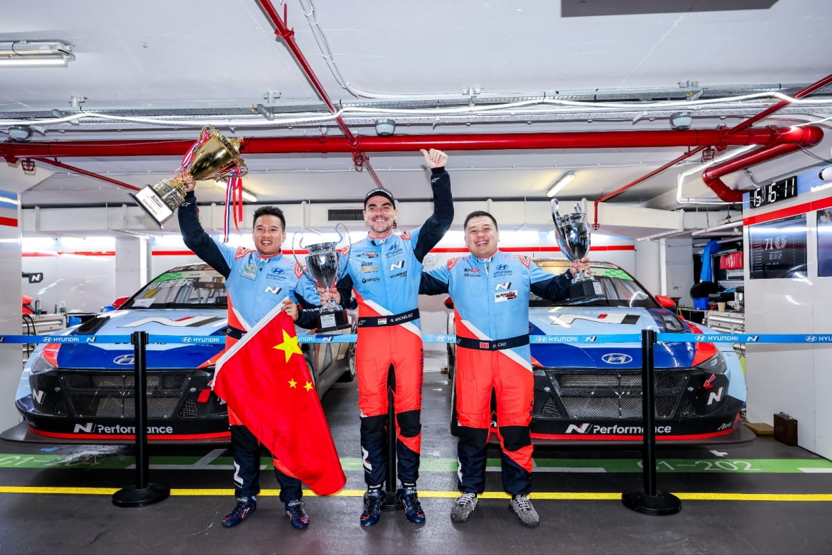 (왼쪽부터) 2024 TCR 아시아 드라이버 부문 종합 우승자 장첸동(Zhang Zhen Dong), 2024 TCR 월드투어 드라이버 부문 종합 우승자 노버트 미첼리즈(Norbert Michelisz), 2024 TCR 차이나 드라이버 부문 종합 우승자 마틴 카오 (Martin Cao)가 트로피를 들고 기뻐하고 있다. 사진=현대차