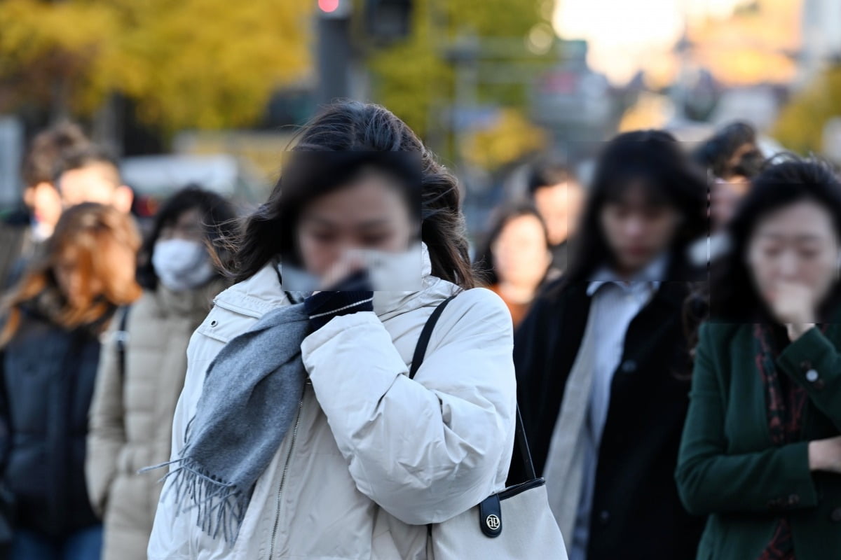 아침 최저 기온이 처음으로 영하권까지 떨어진 18일 오전 서울 세종대로 광화문사거리에서 두터운 옷차림을 한 시민들이 발걸음을 옮기고 있다./사진=최혁 기자