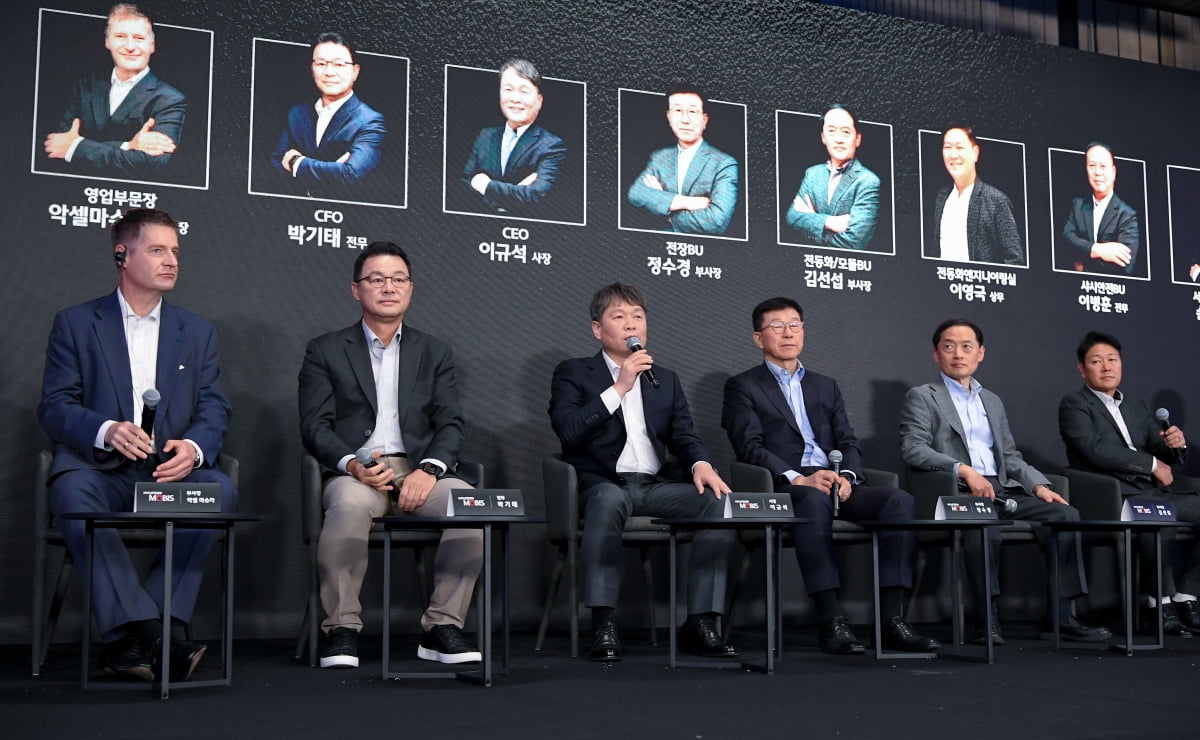 19일 여의도 페어몬트 호텔에서 열린 ‘2024 CEO 인베스터 데이’에서 Q&A 세션 패널로 나선 카지노 게임 추천 경영진이 참석자들의 질문에 답하고 있다. (왼쪽부터) 악셀 마슈카 영업부문 부사장, 박기태 재경부문 전무, 이규석 사장, 정수경 전장BU 부사장, 김선섭 전동화/모듈BU 부사장, 이영국 전동화엔지니어링실 상무. 사진=카지노 게임 추천