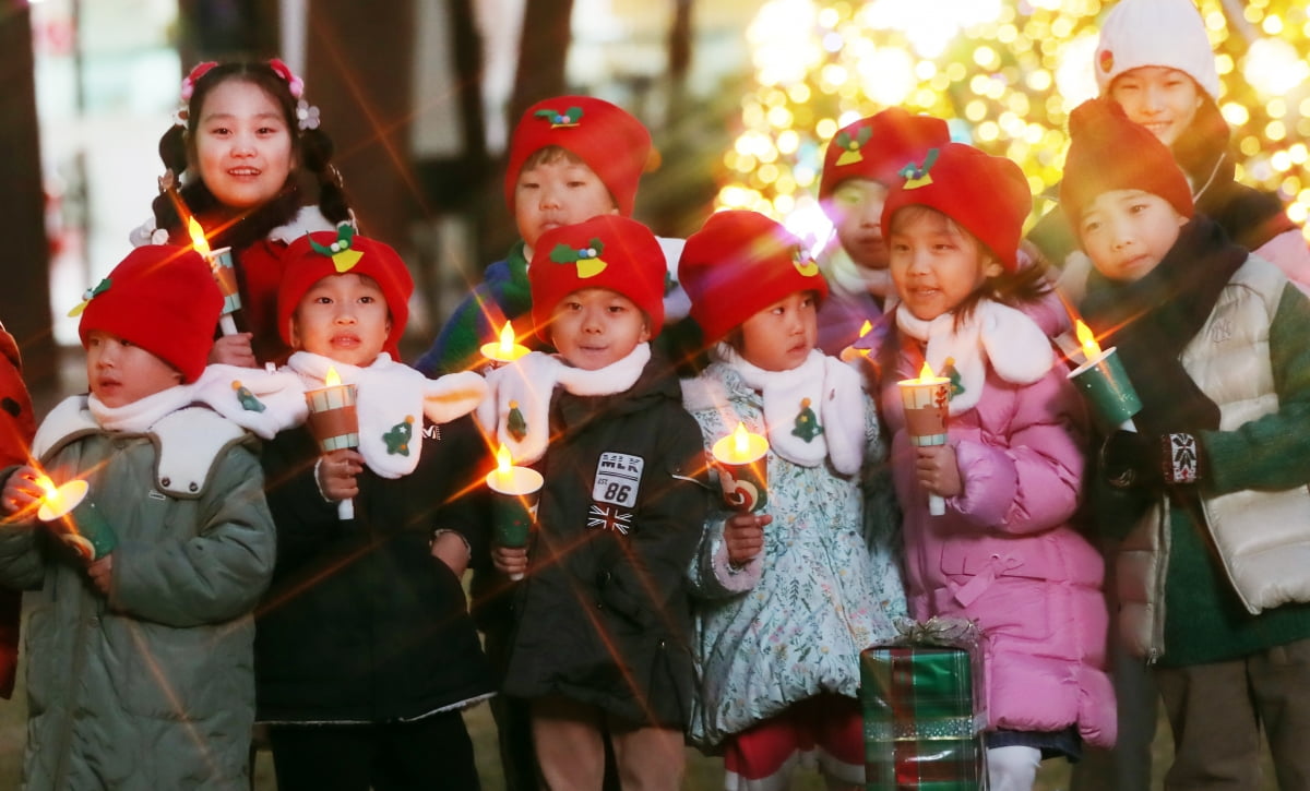 [포토] 송파구, 구청 광장에 크리스마스 트리 설치