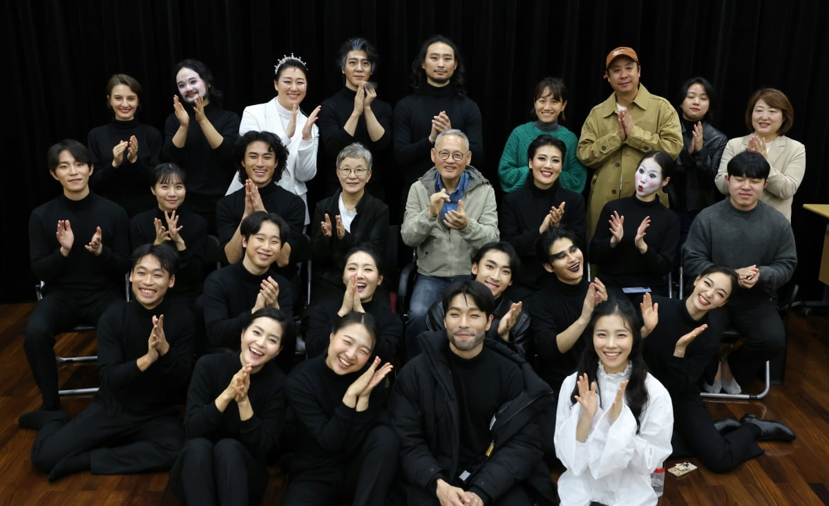 유인촌 문화체육관광부 장관이 16일 서울 중구 국립극단 명동예술극장에서 열린 청년교육단원 최종발표회 연극 '죠죠'를 관람하고 출연진과 함께 기념촬영을 하고 있다. /문체부 제공