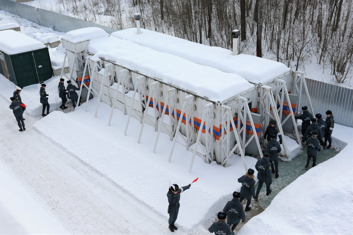 작년 2월 러시아 비상 요원들이 러시아 니즈니노브고로드 지역 방사선 저항성 이동식 폭탄 대피소로 들어가는 모습 / 사진=Reuters