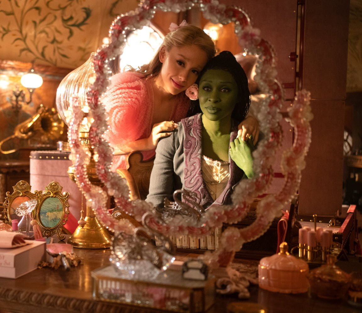 The Green Witch and Glinda with explosive singing skills... ‘Wicked’, a movie like a live concert 