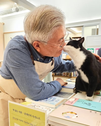 이재명 대위기 속…'고양이 뽀뽀' 사진 올린 文