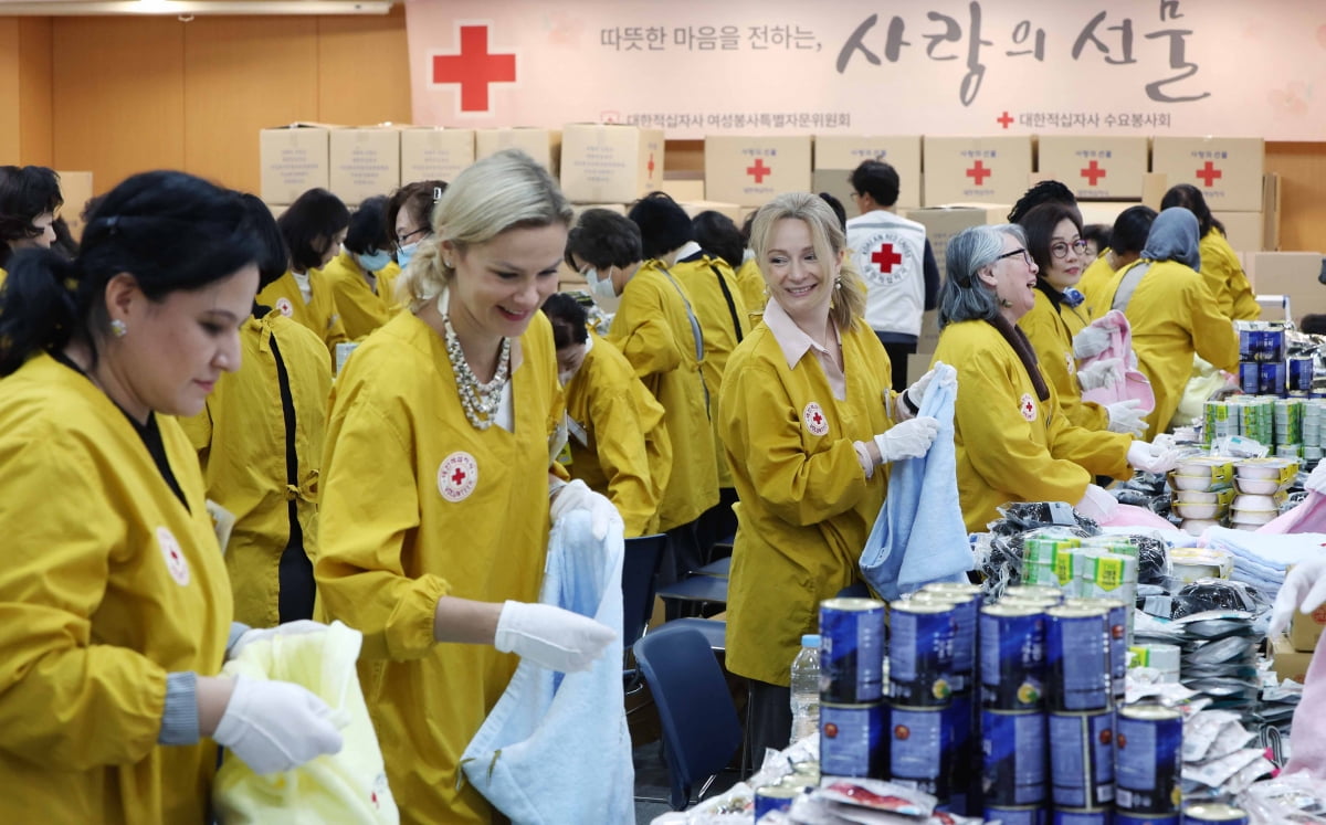 [포토] 대한적십자사, 취약계층 어르신 위한 '2024 사랑의 선물'