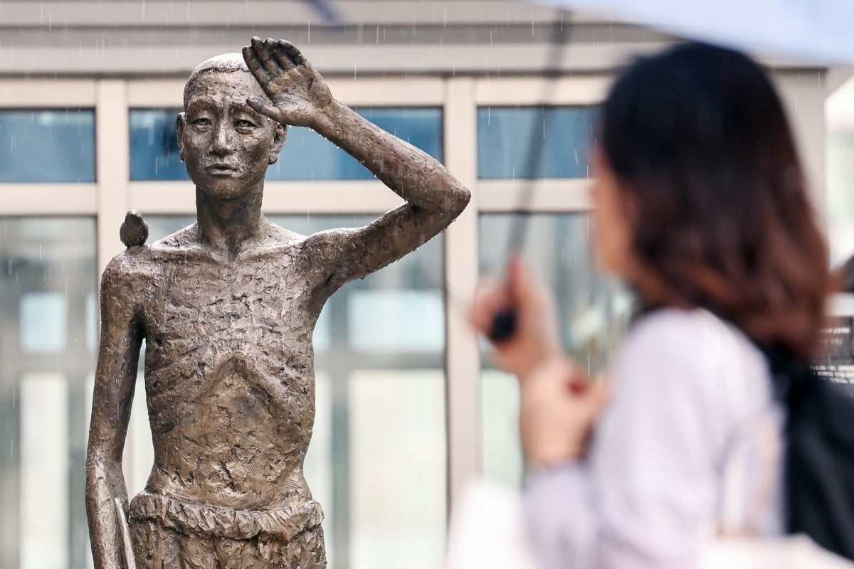 지난 9월 12일 서울 용산구 용산역광장에 설치된 강제징용 노동자상이 비를 맞고 서있다. 뉴스1