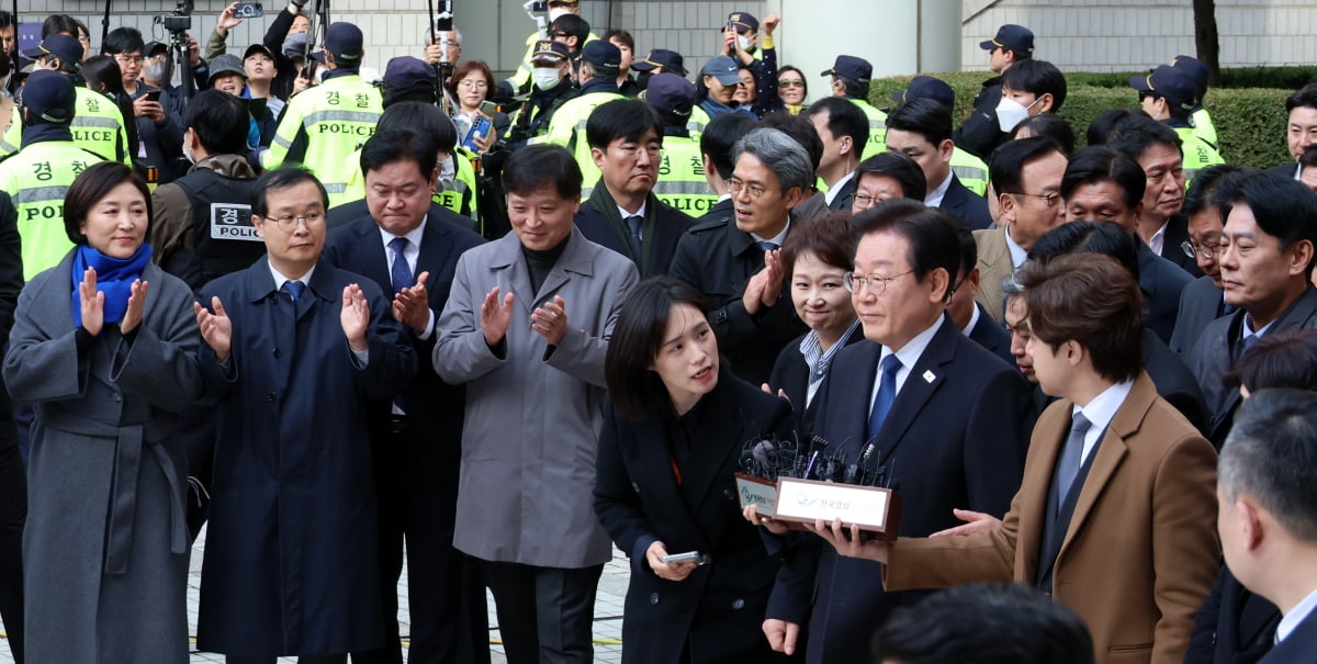 [포토] 카지노 꽁머니 대표 무죄 판결에 얼싸안은 민주당 의원들